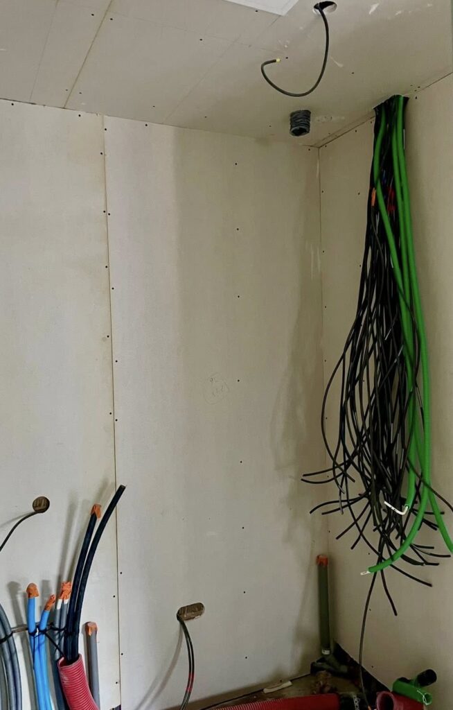 Installation complète d’un tableau électrique Schneider Electric pour une maison neuve à Chaumes-en-Retz.